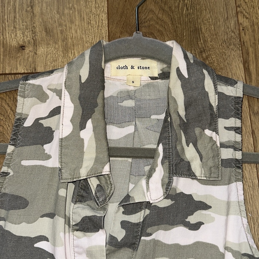 cloth & stone Camp button down sleeveless top